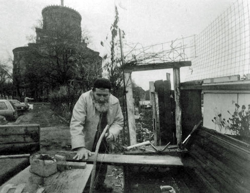 Osman kilisenin kuyusundan su çekerken